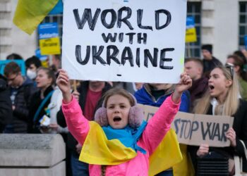 Eurooppa ja Pohjois-Amerikka osoittavat mieltään Ukrainaan hyökkäämistä vastaan ja rauhan puolesta. Sota-alueelta luotettavinta tietoa tuovat toimittajat saavat tukea muun muassa Unescolta.