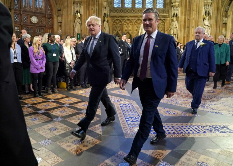Britannian työväenpuolueen johtaja Keir Starmer (keskellä oik.) ja pääministeri Boris Johnson osallistuivat parlamentin avajaisiin toukokuun 10. päivä.