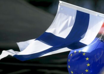 Suomalaisista 64 prosenttia suhtautuu Suomen EU-jäsenyyteen myönteisesti ja 17 prosenttia kielteisesti.
