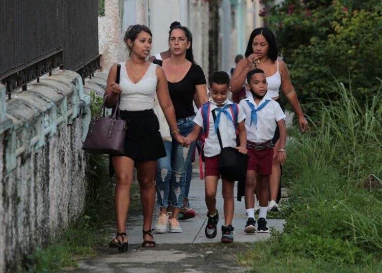 Äidit saattelevat lapsiaan kouluun kouluvuoden alussa Havannassa. Tutkijat ovat vaatineet lisää huomiota maastamuuton naisistumisen ja hoivataakan suhteeseen – naiset kun ovat ensisijaisia hoivan antajia.