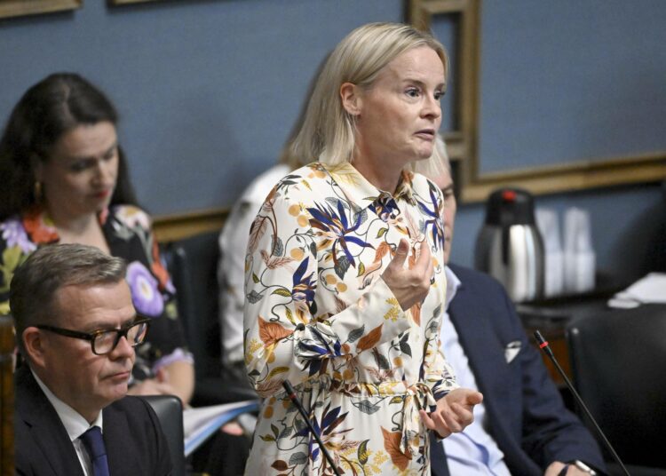 Hallitus kertoi ensi vuoden budjettiesityksestään. Kuvassa perussuomalaisten Riikka Purra ja kokoomuksen Petteri Orpo eduskunnan kyselytunnilla.