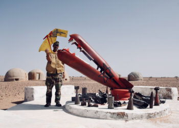 Ehmudi Lebsir, pataljoonankomentaja ja Polisarion sotilaskoulun johtaja seisoo Marokon 50 vuotta sitten tapahtuneen Länsi-Saharan valtauksen muistomerkin vieressä.