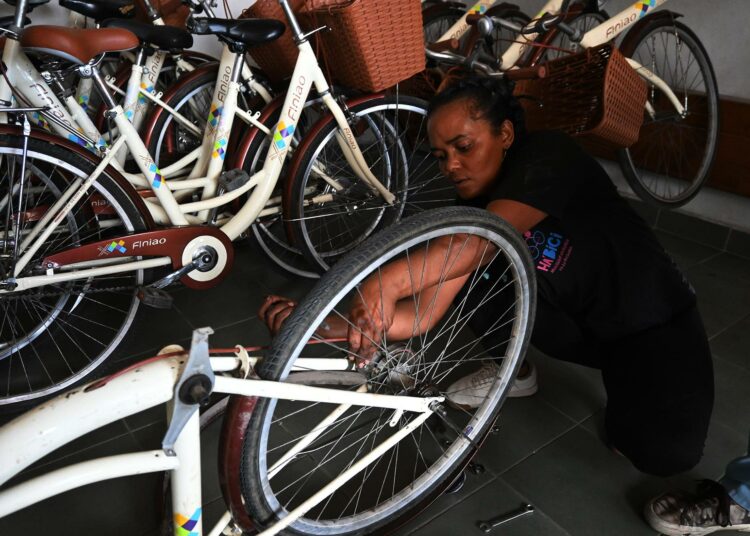 Vélo Cuban työntekijä huoltaa polkupyörää yrityksen työpajassa Havannassa. Yritykset, jotka tarjoavat ratkaisuja liikkumiseen polttoainepulan keskellä, ovat kasvattaneet myyntiään viime aikoina.