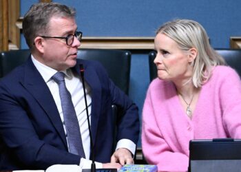 Pääministeri Petteri Orpo (kok.) ja valtiovarainministeri Riikka Purra (ps.) eduskunnan täysistunnossa helmikuussa 2026.