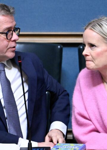 Pääministeri Petteri Orpo (kok.) ja valtiovarainministeri Riikka Purra (ps.) eduskunnan täysistunnossa helmikuussa 2026.