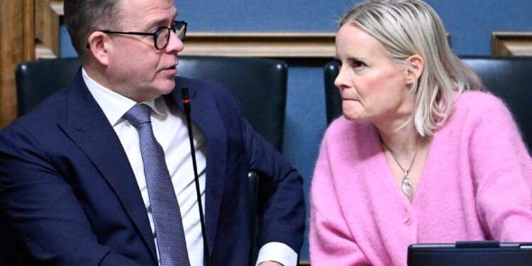 Pääministeri Petteri Orpo (kok.) ja valtiovarainministeri Riikka Purra (ps.) eduskunnan täysistunnossa helmikuussa 2026.