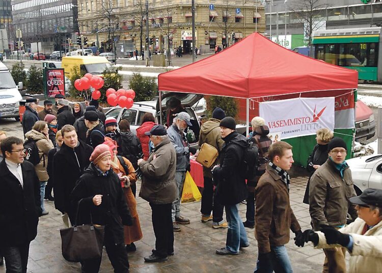 Kirjoittajan mielestä vaaliteltat eivät riitä kansan ja sen edustajien kohtaamispaikoiksi. Kuva Kolmen sepän aukiolta Helsingistä maaliskuulta 2007.