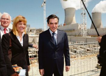 Ranskalaisen Areva-yhtiön pääjohtaja Anne Lauvergeon tutustumassa Ranskan pääministeri Francois Fillonin kanssa Bollenen ydinvoimalaan Kaakkois-Ranskassa. Myös Puolan arvellaan valitsevan ranskalaisen voimalan.
