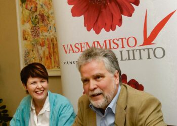 Katja Syvärinen kiittää väistyvän puheenjohtajan Martti Korhosen tekemää työtä, vaikka myöntää puolueen uudistumisen olevan välttämättömyys. Kuvassa Syvärinen ja Korhonen  puoluehallituksen infossa pari vuotta sitten.