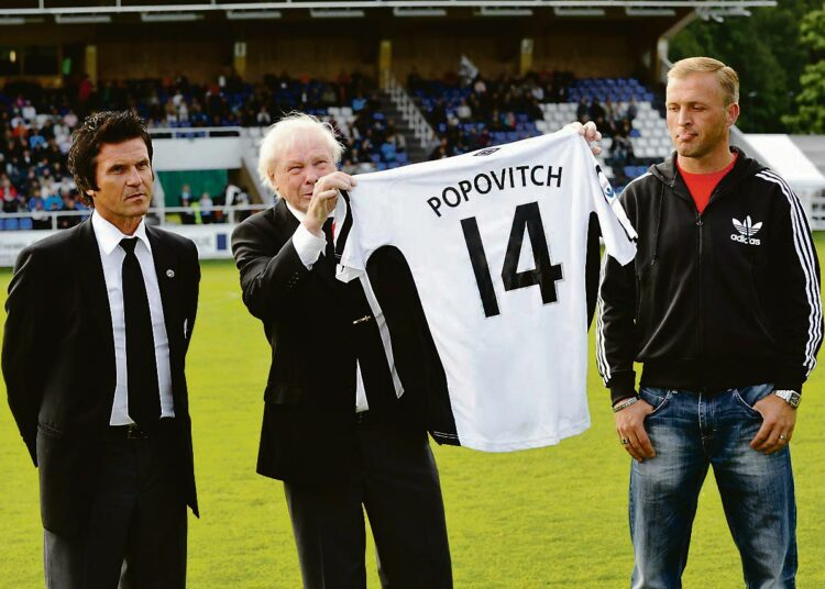 Sedu Koskinen (vas.) ja Haka-legenda Juhani ?Jussi? Peltonen luovuttivat Valeri Popovitshille pelipaidan jäädytetyllä numerolla 14 ennen jalkapallon Veikkausliigan ottelun Haka?TPS alkua Valkeakoskella 13. heinäkuuta. Nähtäväksi jää, onko Sedu Koskisen jalkapallomogulius pysyvää laatua.