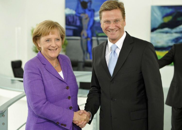 CDU:n Angela Merkel ja FDP:n Guido Westerwalle kättelivät maanantaina. Nyt puolueet ovat alkaneet vääntää kättä hallitusohjelmasta.