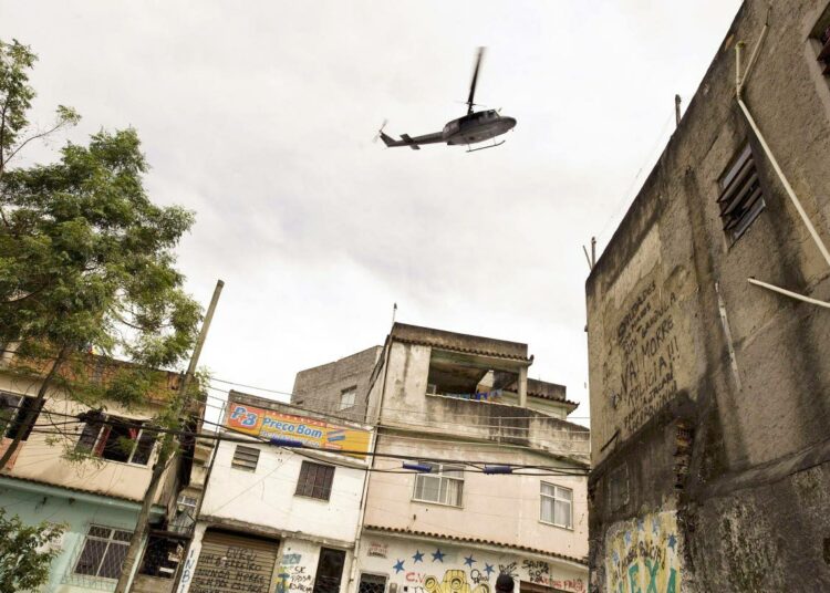 Poliisihelikopteri Jacarezinhon slummin yläpuolella.