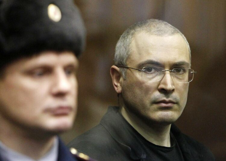 Mihail Hodorkovski moskovalaisen tuomioistuimen syytettyjen aitiossa viime viikolla.