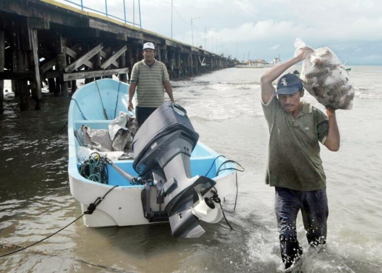 Nicaragualaisia hummerinpyytäjiä Puerto Cabezasissa.