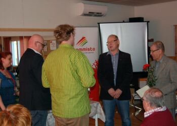 Piirikokouksessa luovutettiin Vasemmistoliiton kultaiset ansiomerkit Matti Sivoselle (oik.) ja Jorma Muhoselle. Mieluisan tehtävän hoitivat Paula Rastas, Jukka Kinos ja Jarmo Ritanen.