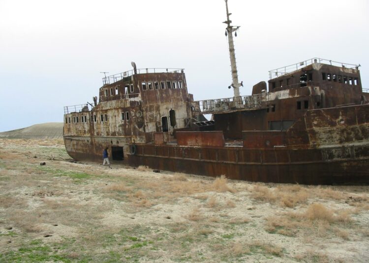 Tällaiseen näkyyn on ehditty vuosikymmenien ajan tottua: hylätty laiva Araljärven kuivuneessa osassa.