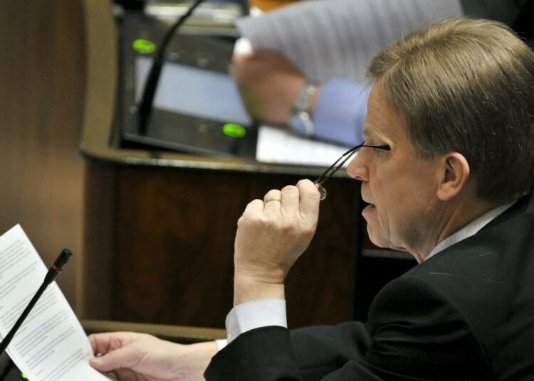 Keskusta otti opposition ykköspuolueen aseman Mauri Pekkarisen turvin.