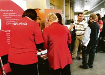 Kirjoittaja muistuttaa, että ikärasismi kohdistuu sekä nuoriin että vanhoihin työntekijöihin. Kuva ikääntyneiden rekrytointitapahtumasta Helsingistä vuonna 2007.