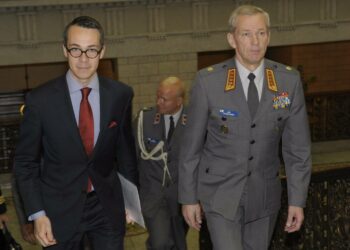 Puolustusvoimain komentaja Ari Puheloinen ja puolustusministeri Carl Haglund osallistuivat maanantaina valtakunnallisen maanpuolustuskurssin avajaisiin.