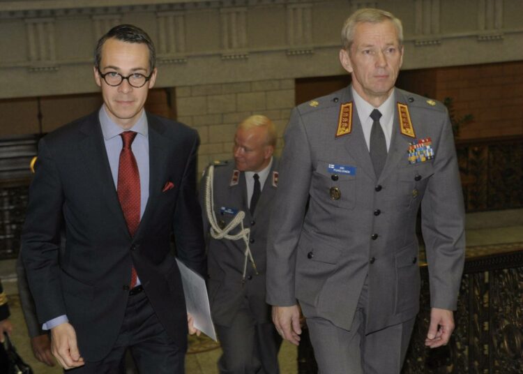 Puolustusvoimain komentaja Ari Puheloinen ja puolustusministeri Carl Haglund osallistuivat maanantaina valtakunnallisen maanpuolustuskurssin avajaisiin.