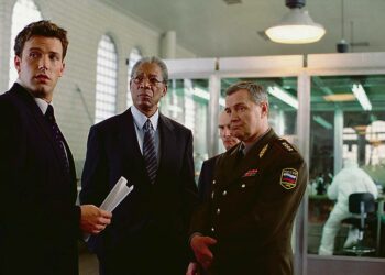 Karismaattinen Morgan Freeman (kesk.) näyttelee CIA-pomoa viihdyttävässä poliittisessa trillerissä Peloista pahin.