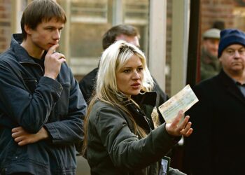 Nuori tehopakkaus Angie (Kierston Wareing, kuvassa keskellä), perustaa Lontoossa toimialapalvelun, ja aikoo menestyä rehellisin keinoin