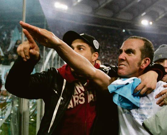 Paolo Di Canio kohahdutti fasistitervehdyksellään Lazio – AS Roma -ottelun jälkeen vuonna 2005.