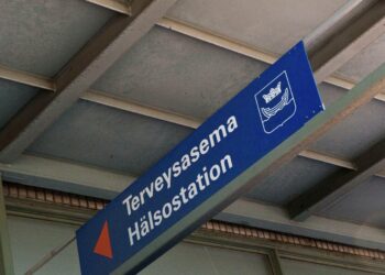 Vasemmistoliiton puoluehallituksen mielestä erityisesti perusterveydenhuollon ja terveyskeskusten toimintaedellytyksiä tulee parantaa.
