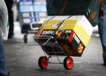 Kun rajat ovat auki halvemman viinan Viroon, niin Suomessa tehty hinnankorotus ei enää suoraan tepsikään.