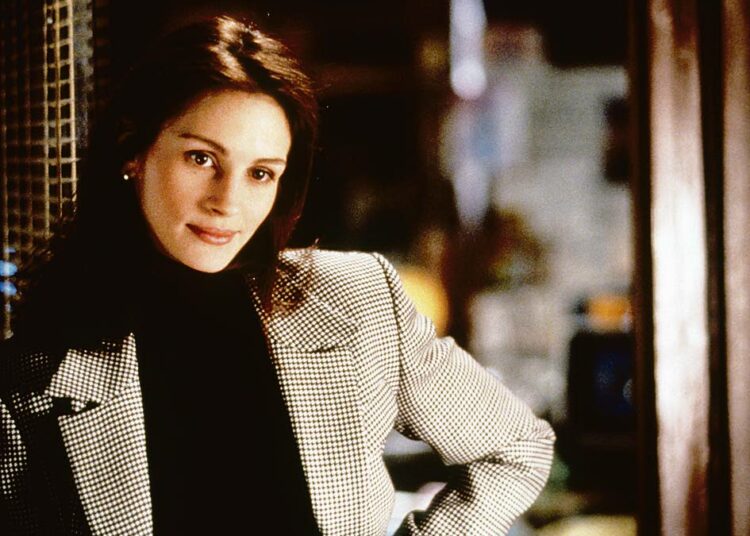 Julia Roberts (kuvassa) ja Nick Nolte esittävät elokuvan pääosissa kilpailevien lehtien toimittajia, jotka usutetaan saman kuuman juttuaiheen kimppuun.