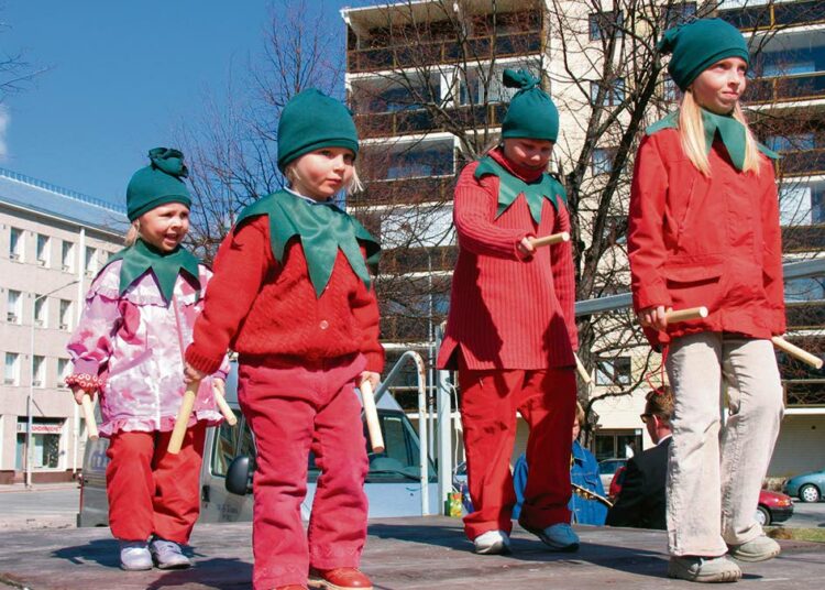 Urheiluseurat tekevät yhä upeaa työtä pääosin vapaaehtoisvoimin. Urheiluseura Lattomeren Toiveen nuoret jäsenet esiintyivät Porin vappujuhlassa vuonna 2005.