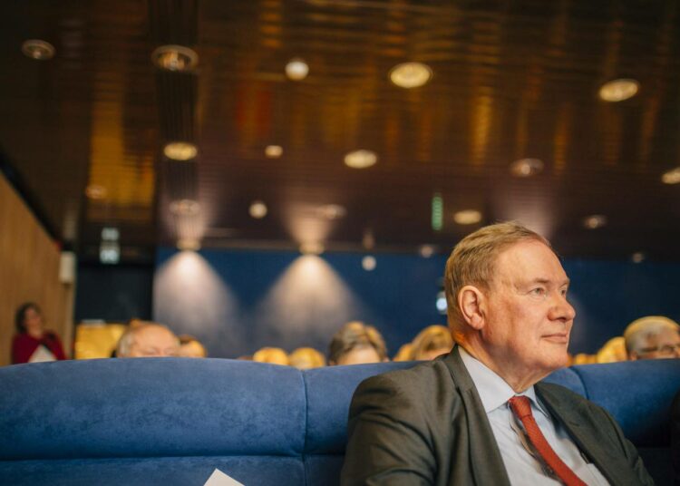 Entinen pääministeri ja eduskunnan puhemies Paavo Lipponen kirjansa julkistamistilaisuudessa Helsingissä tiistaina.