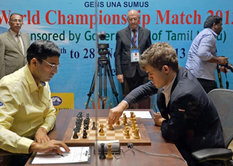 Intian Viswanathan Anand (vas.) ja Norjan Magnus Carlsen shakkiottelussa lauantaina.