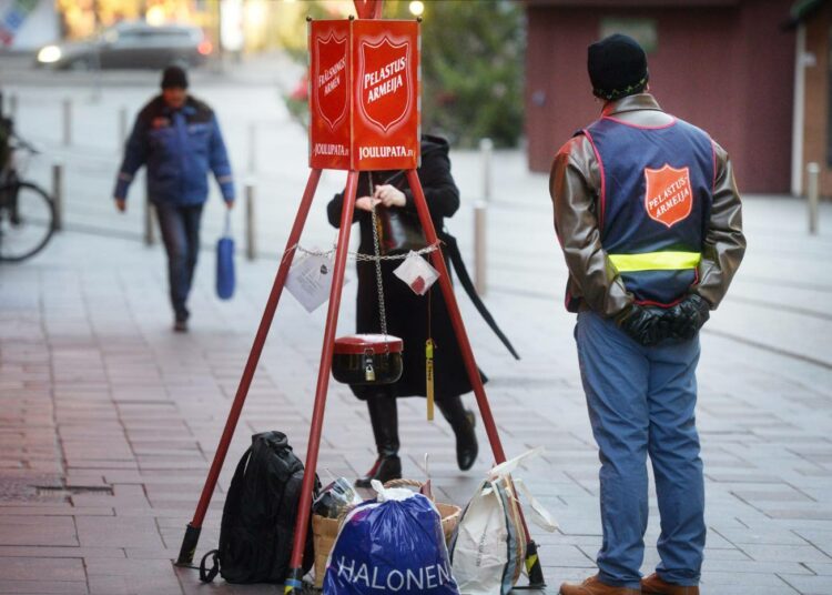 Pelastusarmeija kerää jouluiloa vähävaraisille. Suomessa on noin 700 000 pienituloista.