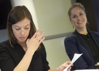 Vasemmisto ei nouse päitä pudottamalla, sanoo kansanedustaja Hanna Sarkkinen (oik.). Kuva vasemmistoliiton eduskuntaryhmän kokouksesta, johon osallistui myös toinen uusi kansanedustaja Li Andersson.