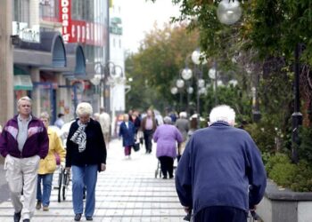Kirjoittajan mielestä vanhuspalvelulaki onkin täysin torso, sillä sanktiot puuttuvat.