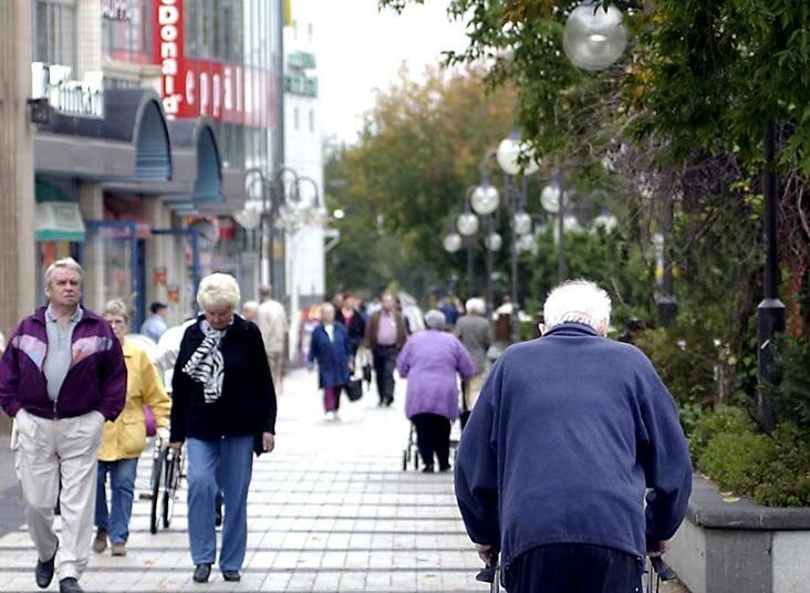 Kirjoittajan mielestä vanhuspalvelulaki onkin täysin torso, sillä sanktiot puuttuvat.