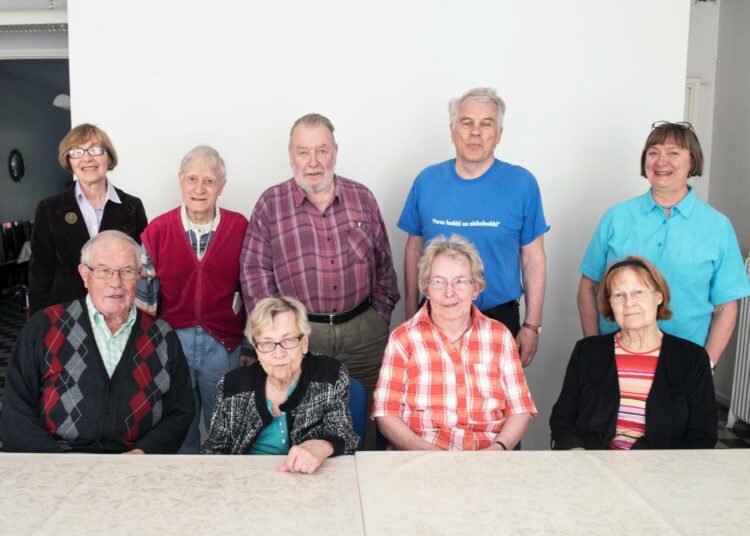 Eläkeläiset ry:n kirjoittajakerholaisia ryhmäkuvassa: takarivissä vasemmalta Riitta Löytynoja, Toivo Lindroos, Rudolf Lindblad, Jukka Jokinen, Irene Honkanen ja eturivissä vasemmalta Leif Söderlund, Ritva Kyyrö, Ritva Savolainen, Marjatta Arantila.