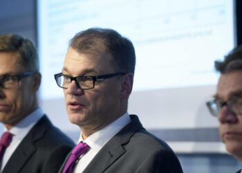 Valtiovarainministeri Alexander Stubb (kok), pääministeri Juha Sipilä (kesk) ja ulkoministeri Timo Soini (ps) kertoivat hallituksen toimista yhteiskuntasopimuksen kariuduttua.