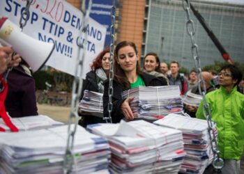 Yli kolme miljoonaa allekirjoitusta luovutettiin keskiviikkona Euroopan komissiolle symbolisesti keskiviikkona. Komissio hylkäsi kansalaisaloitteen vuosi sitten.