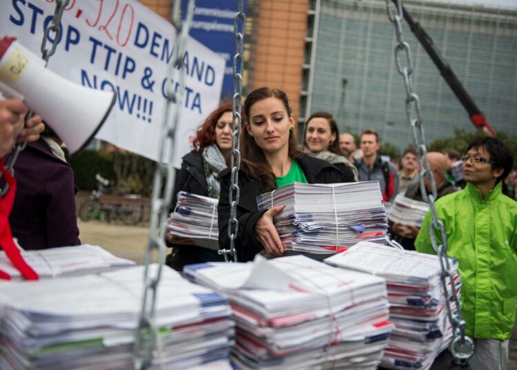 Yli kolme miljoonaa allekirjoitusta luovutettiin keskiviikkona Euroopan komissiolle symbolisesti keskiviikkona. Komissio hylkäsi kansalaisaloitteen vuosi sitten.