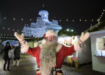 Totuus joulupukin ammatin varjopuolista selvitettiin vuonna 2006. Tämän suomalaisen pukin rasitteena oli vesisade Tuomaanmarkkinoiden avajaisissa 4. joulukuuta.