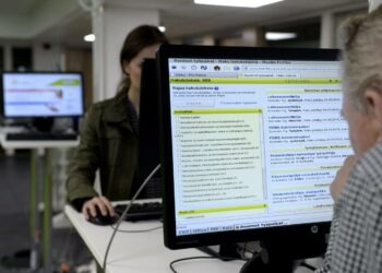 Karenssikäytäntöihin kaivataan tarkempia ohjeistuksia. Kuvassa työnhakijoita etsimässä työpaikkoja TE-toimiston tietokoneilla.