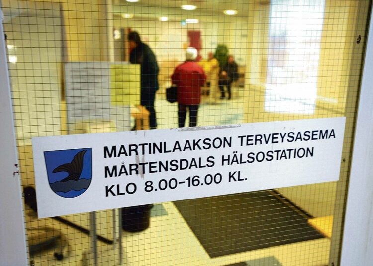 Kirjoittaja pelkää, etteivät kunnalliset terveyskeskukset pärjää kilpailussa kaupallisia yrityksiä vastaan.