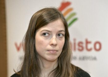 Li Anderssonin mukaan on vaara, että väärinkäytökset jäävät pimentoon, koska työehtoja valvovien viranomaisten resursseja on leikattu.