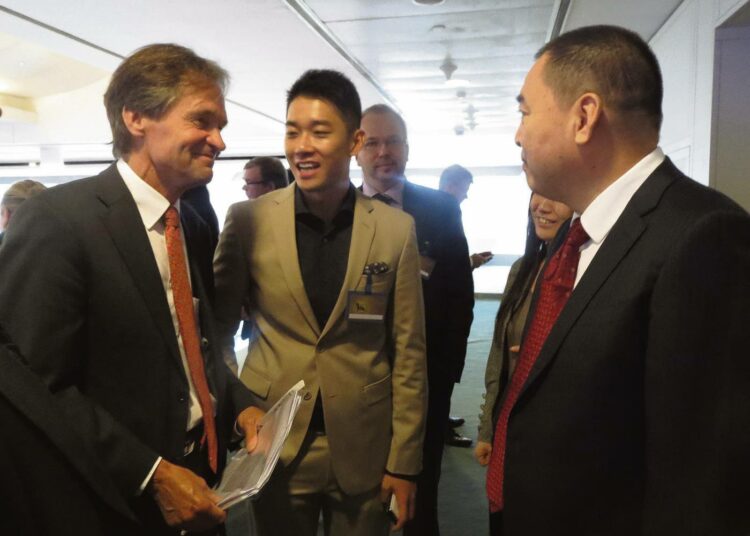 Vasemmistoliiton kansanedustaja Kari Uotila käytäväkeskustelussa maailman toiseksi suurimman pörssin, Shanghain pörssin varapääjohtajan Que Bo kanssa (oik.)