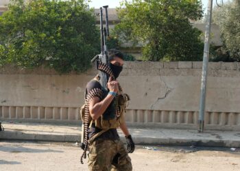 Irakin nopean toiminnan joukkojen sotilas Mosulin esikaupungeissa keskiviikkona. Armeijalta aseita kulkeutuu myös erilaisille puolisotilaallisille ryhmille.