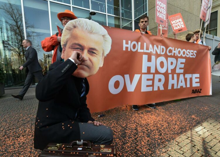 Avaaz-järjestön jäsenet juhlivat Wildersin heikkoa menestystä torstaina Haagissa.