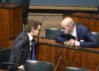 Vihreiden entinen puheenjohtaja Ville Niinistö (vas.) ja nykyinen puheenjohtaja Touko Aalto pitivät palaveria eduskunnassa tiistaina.
