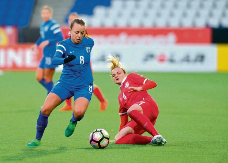 Suomen Olga Ahtinen ja Serbian Milica Mijatovic pelasivat naisten jalkapallon MM-karsintaottelussa Suomi–Serbia Helsingissä 22. lokakuuta.